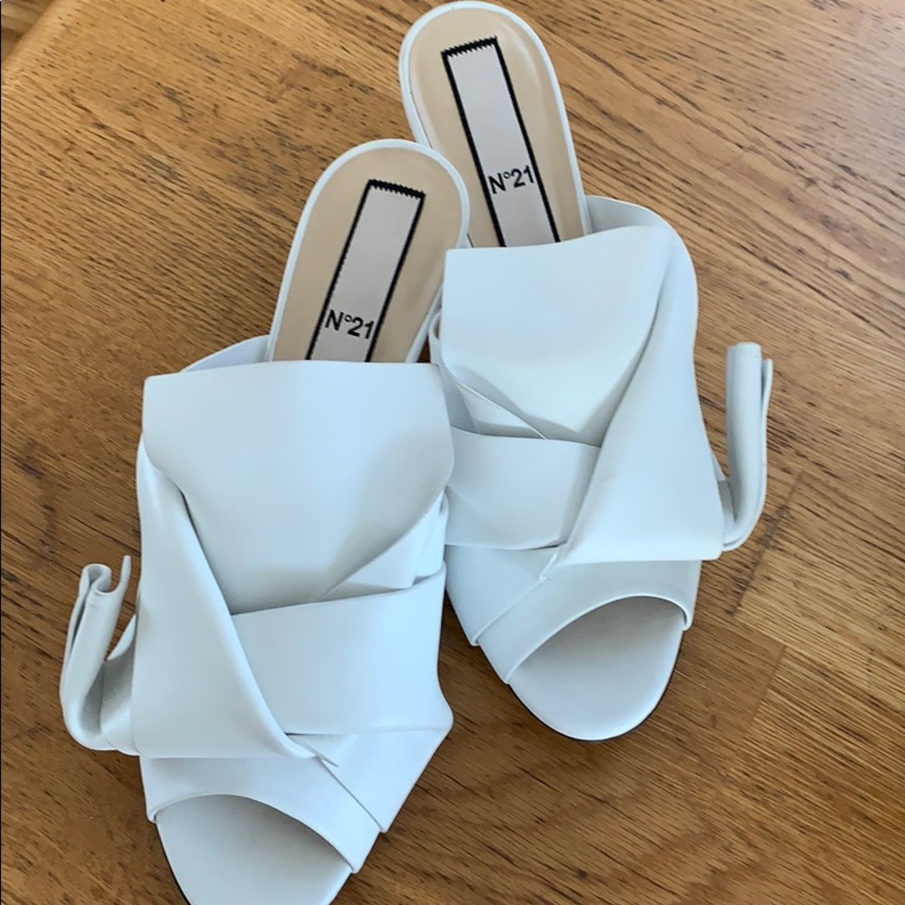 No.21 white leather mules